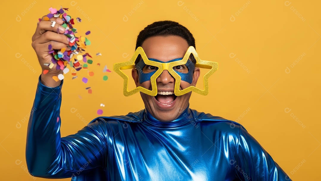 Belo homem fantasiado sorridente em clima carnavalesco sob fundo isolado.