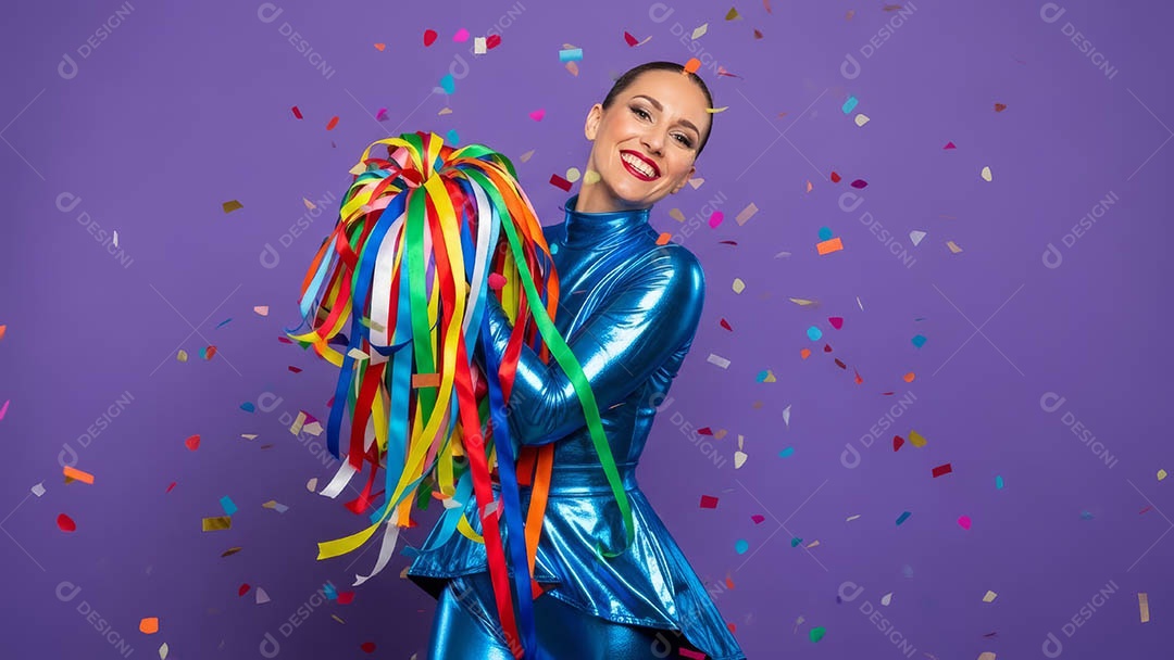 Linda mulher fantasiada sorridente em clima carnavalesco sob fundo isolado.