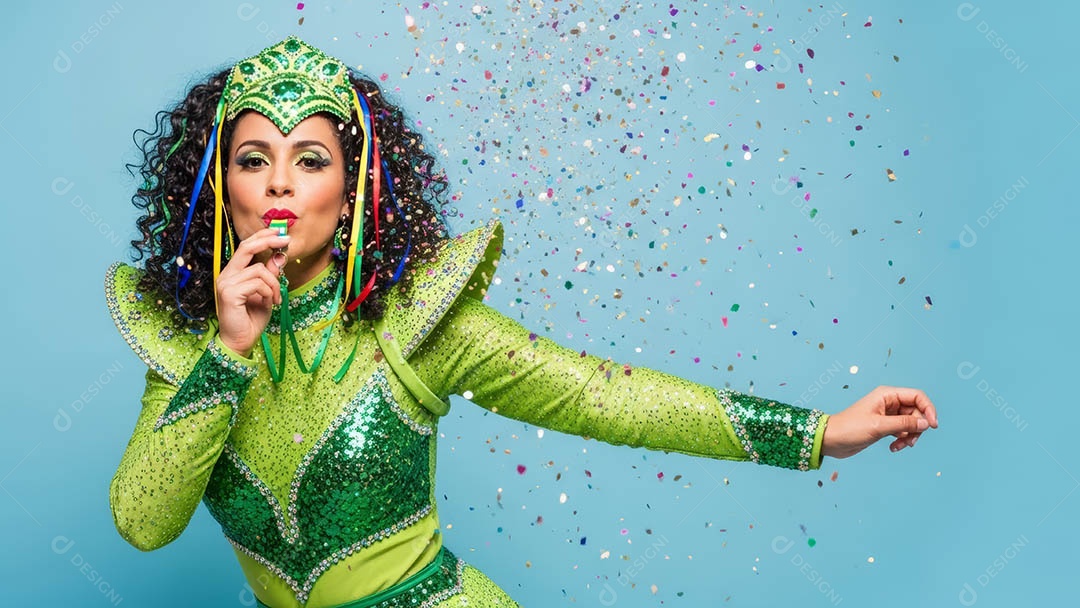 Linda mulher fantasiada sorridente em clima carnavalesco sob fundo isolado.