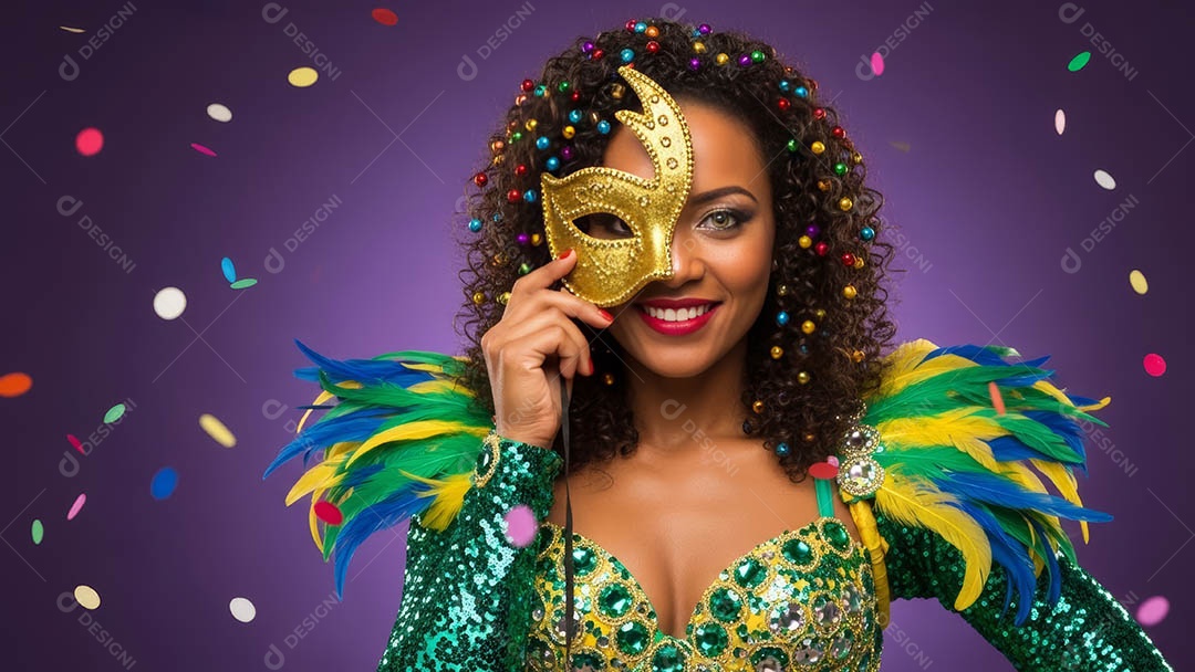 Linda mulher fantasiada sorridente em clima carnavalesco sob fundo isolado.