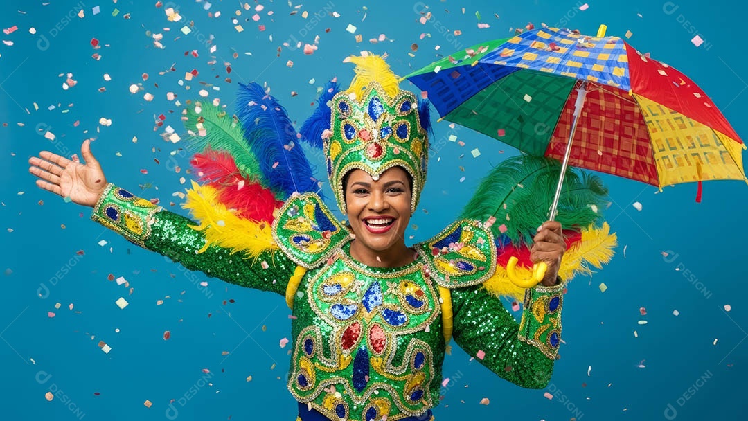 Linda mulher fantasiada sorridente em clima carnavalesco sob fundo isolado.