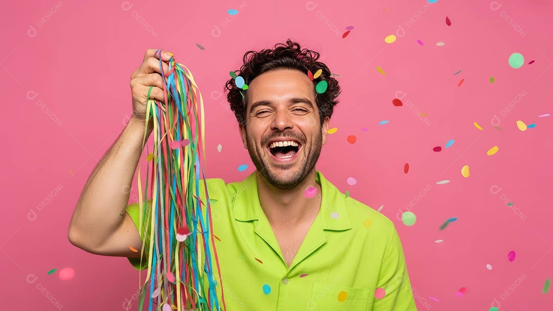Belo homem fantasiado sorridente em clima carnavalesco sob fundo isolado.