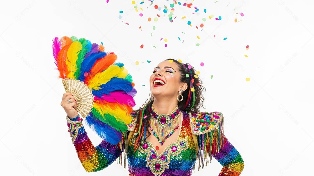 Linda mulher fantasiada sorridente em clima carnavalesco sob fundo isolado.