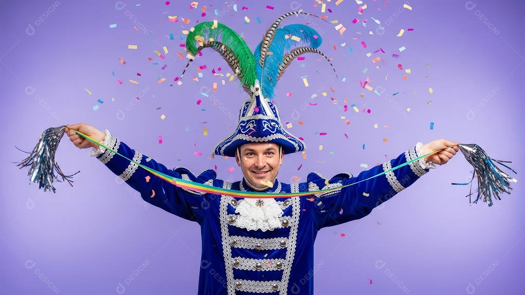 Belo homem fantasiado sorridente em clima carnavalesco sob fundo isolado.