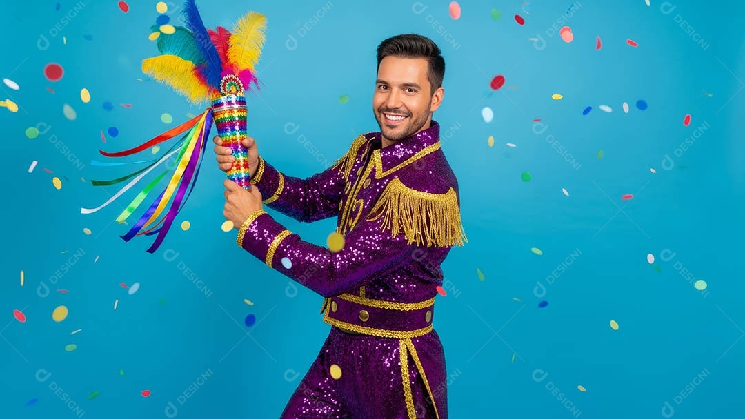 Belo homem fantasiado sorridente em clima carnavalesco sob fundo isolado.