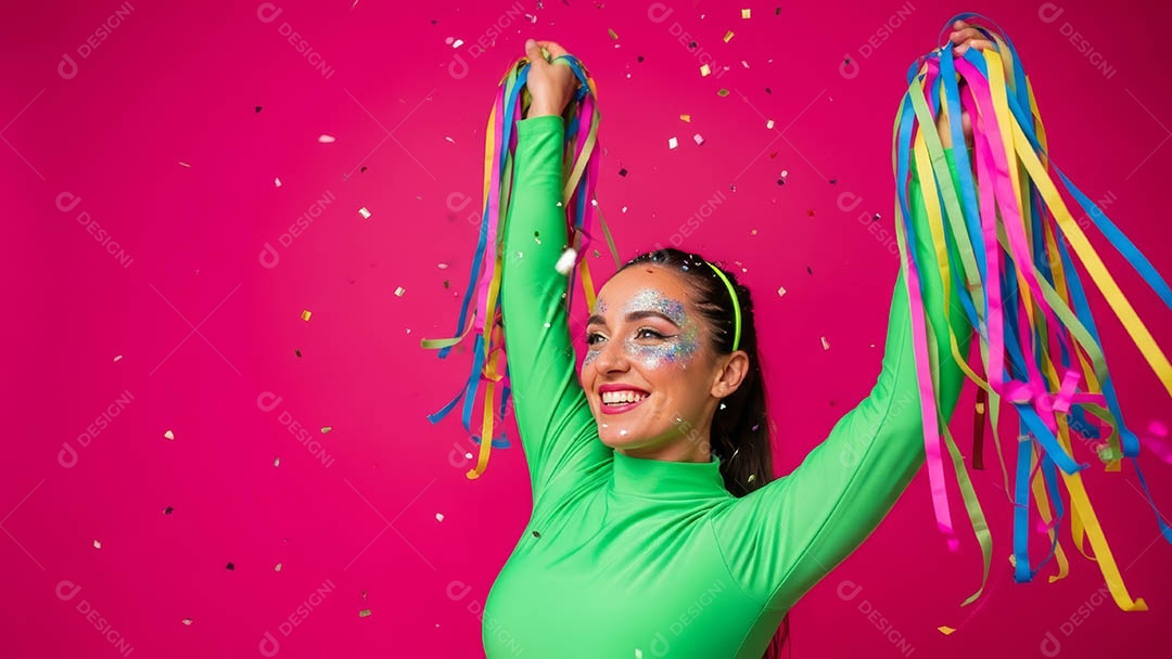 Linda mulher fantasiada sorridente em clima carnavalesco sob fundo isolado.