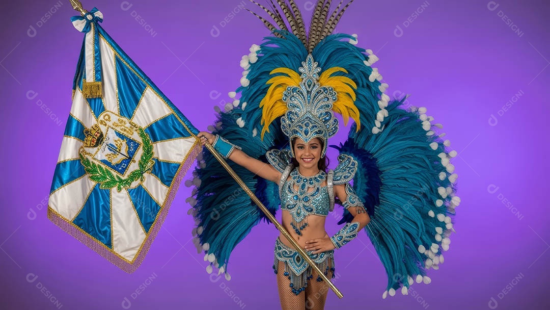 Linda mulher fantasiada sorridente em clima carnavalesco sob fundo isolado.
