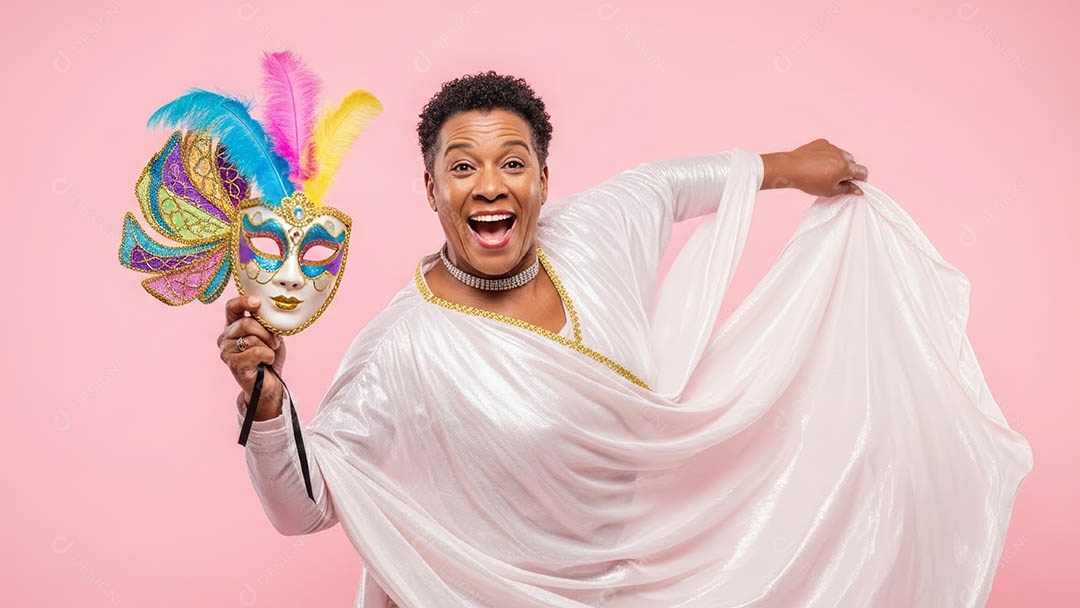 Belo homem fantasiado sorridente em clima carnavalesco sob fundo isolado.