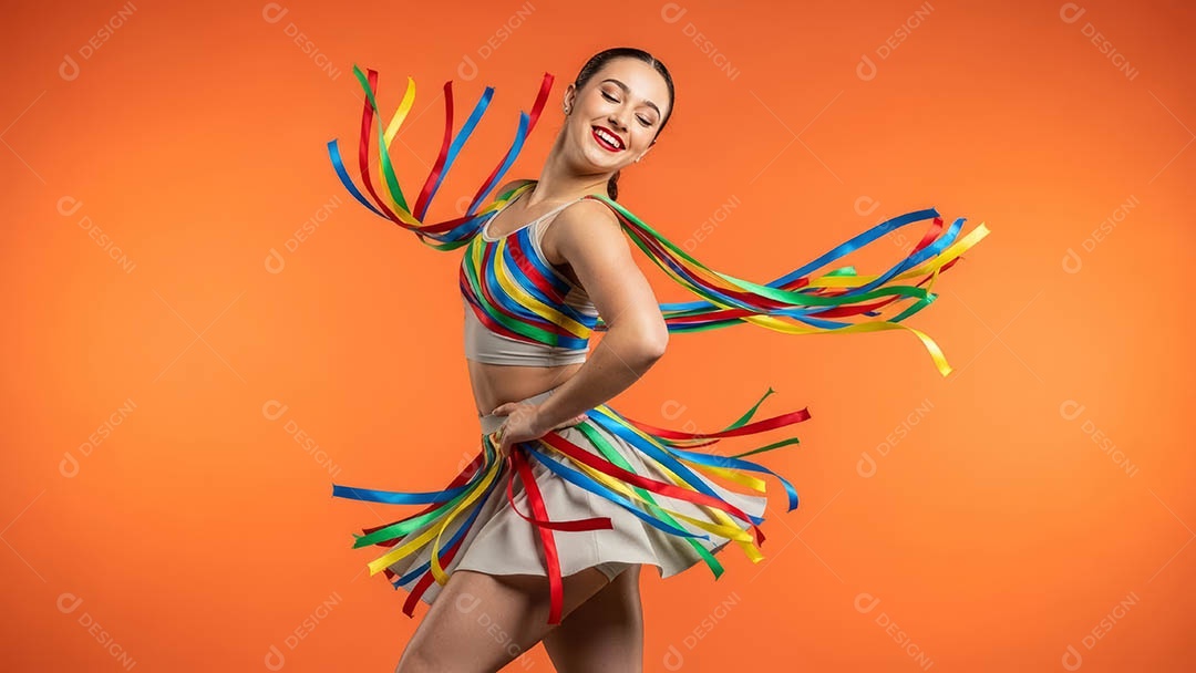 Linda mulher fantasiada sorridente em clima carnavalesco sob fundo isolado.