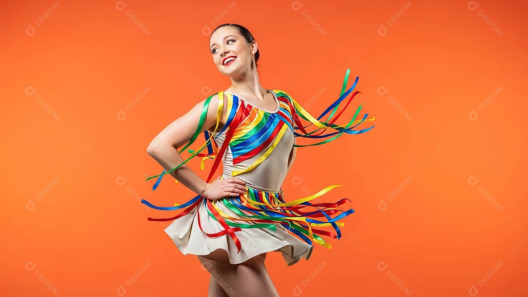 Linda mulher fantasiada sorridente em clima carnavalesco sob fundo isolado.