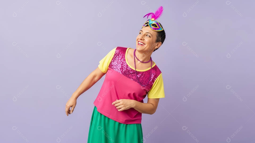 Linda mulher fantasiada sorridente em clima carnavalesco sob fundo isolado.