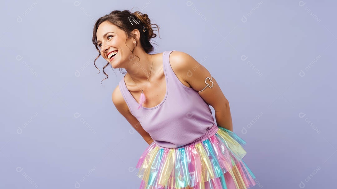 Linda mulher fantasiada sorridente em clima carnavalesco sob fundo isolado.