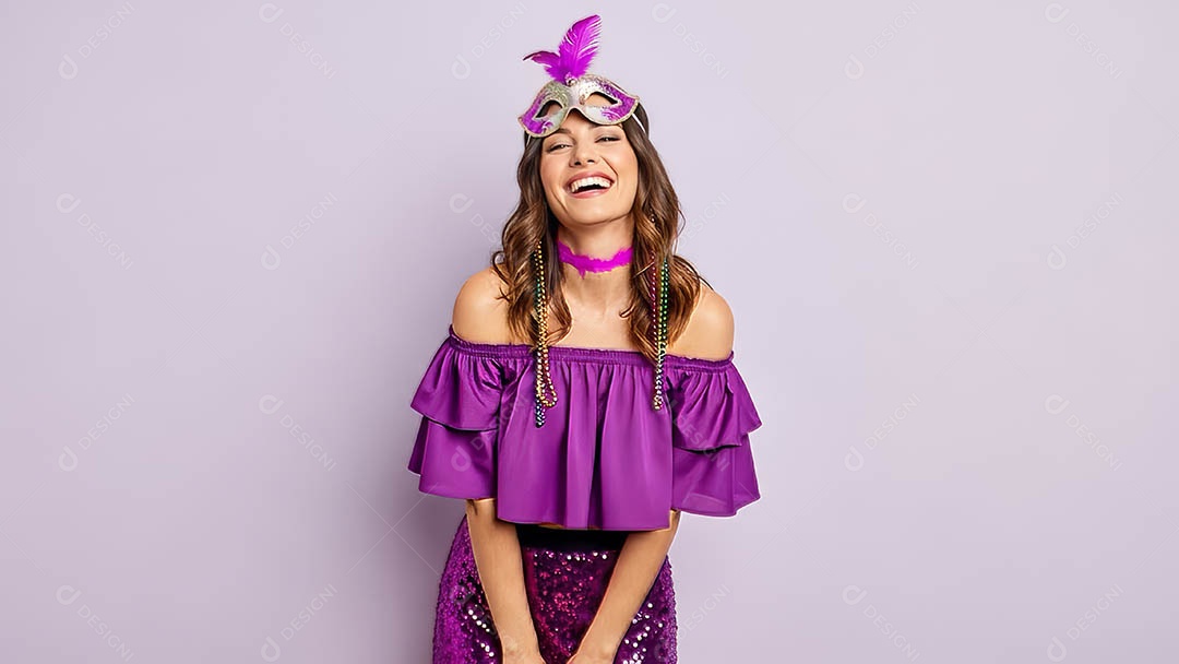 Linda mulher fantasiada sorridente em clima carnavalesco sob fundo isolado.