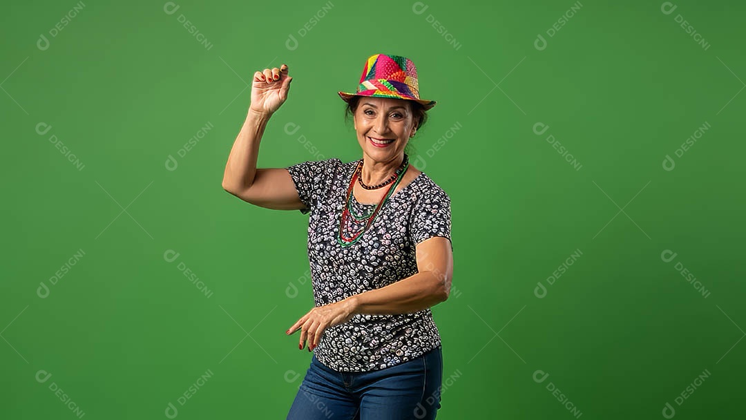 Linda mulher fantasiada sorridente em clima carnavalesco sob fundo isolado.