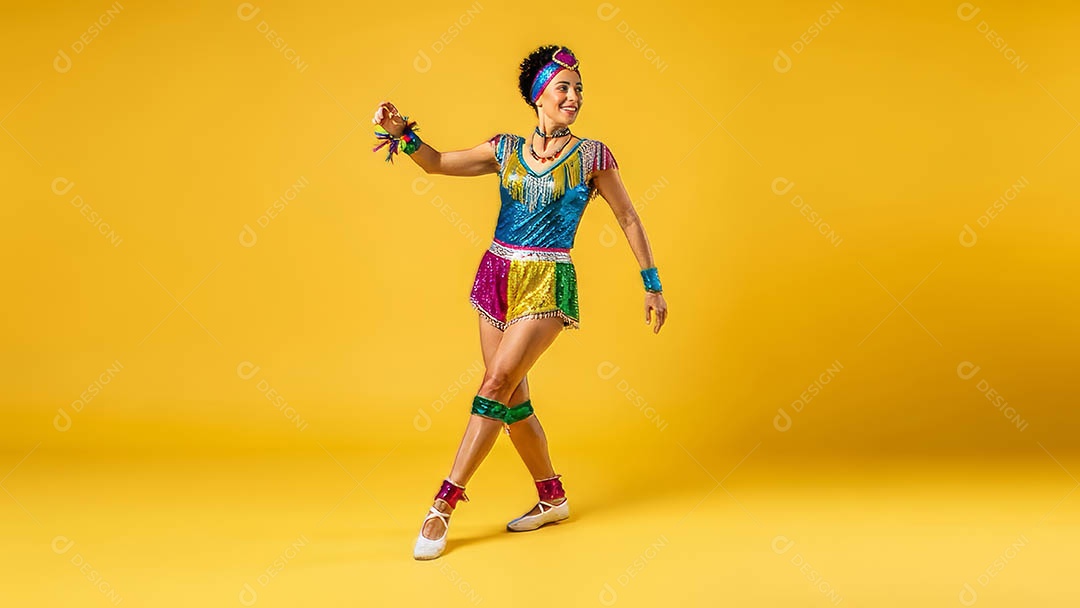 Linda mulher fantasiada sorridente em clima carnavalesco sob fundo isolado.