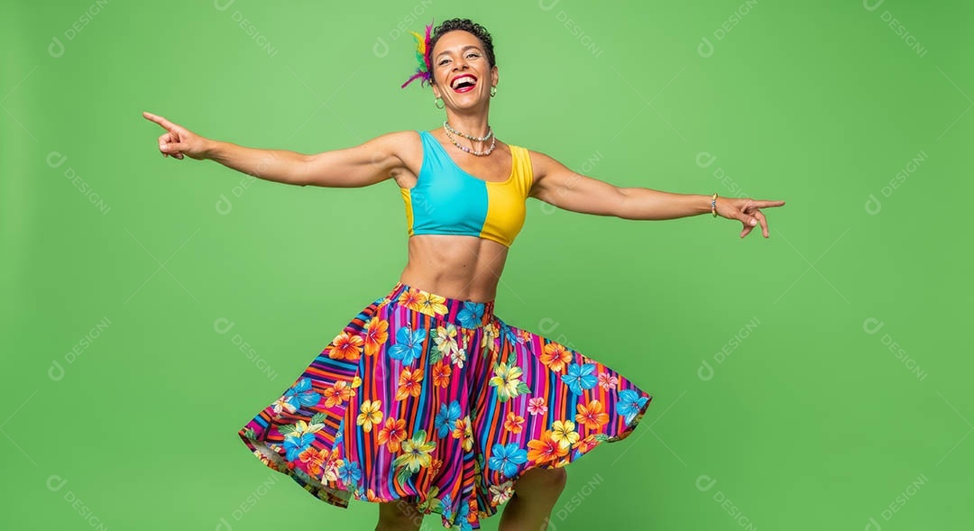Linda mulher fantasiada sorridente em clima carnavalesco sob fundo isolado.