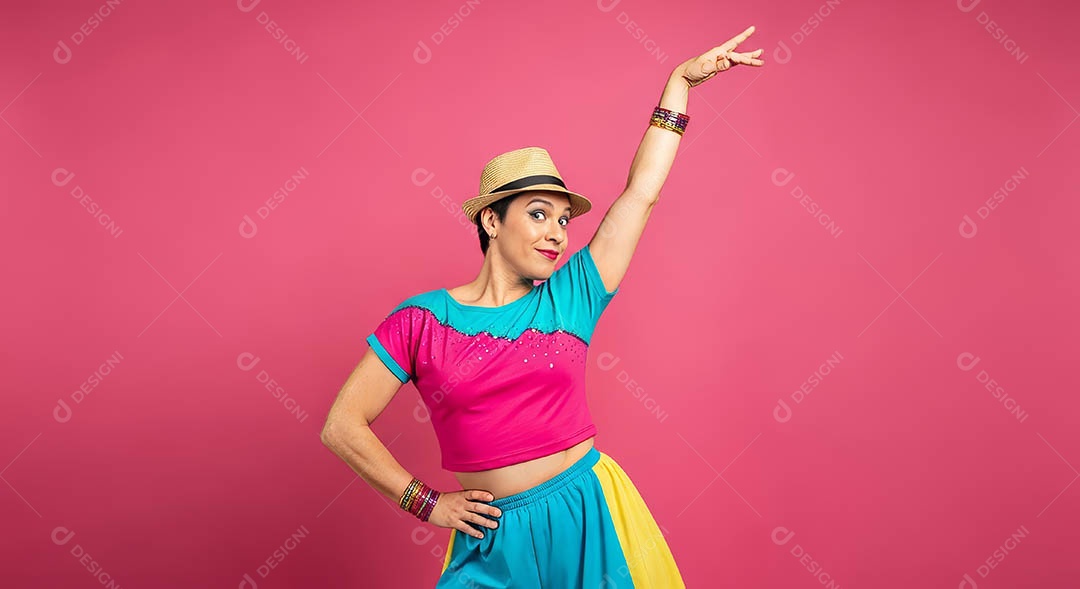 Linda mulher fantasiada sorridente em clima carnavalesco sob fundo isolado.