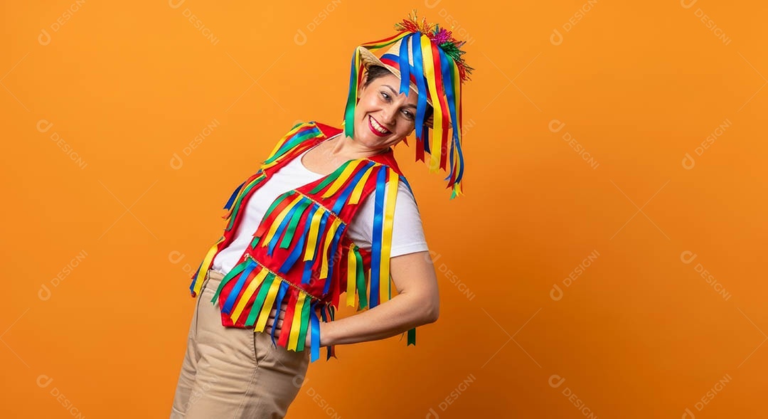 Linda mulher fantasiada sorridente em clima carnavalesco sob fundo isolado.