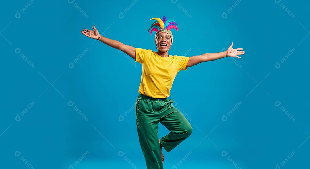 Linda mulher fantasiada sorridente em clima carnavalesco sob fundo isolado.