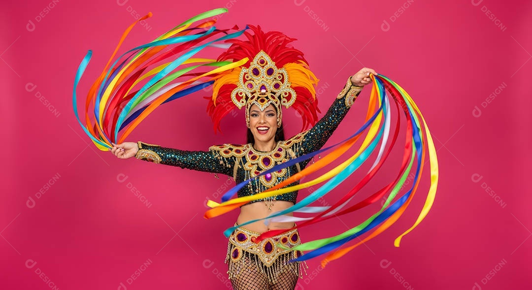 Linda mulher fantasiada sorridente em clima carnavalesco sob fundo isolado.