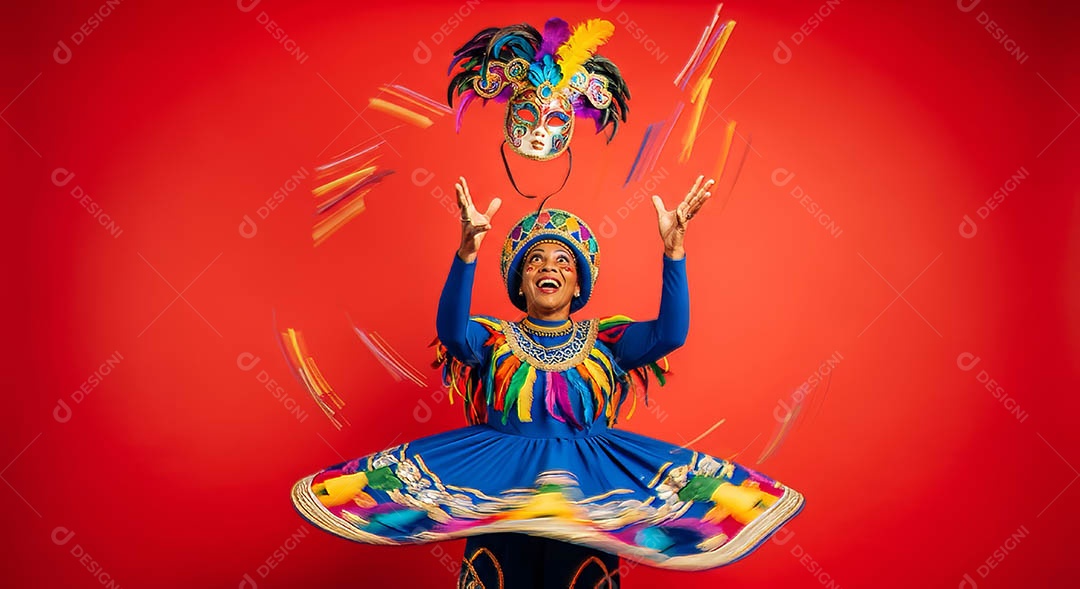 Linda mulher fantasiada sorridente em clima carnavalesco sob fundo isolado.