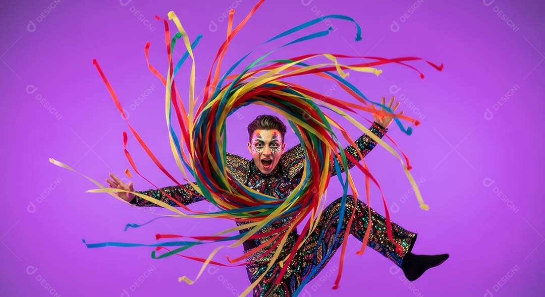 Belo homem fantasiado sorridente em clima carnavalesco sob fundo isolado.