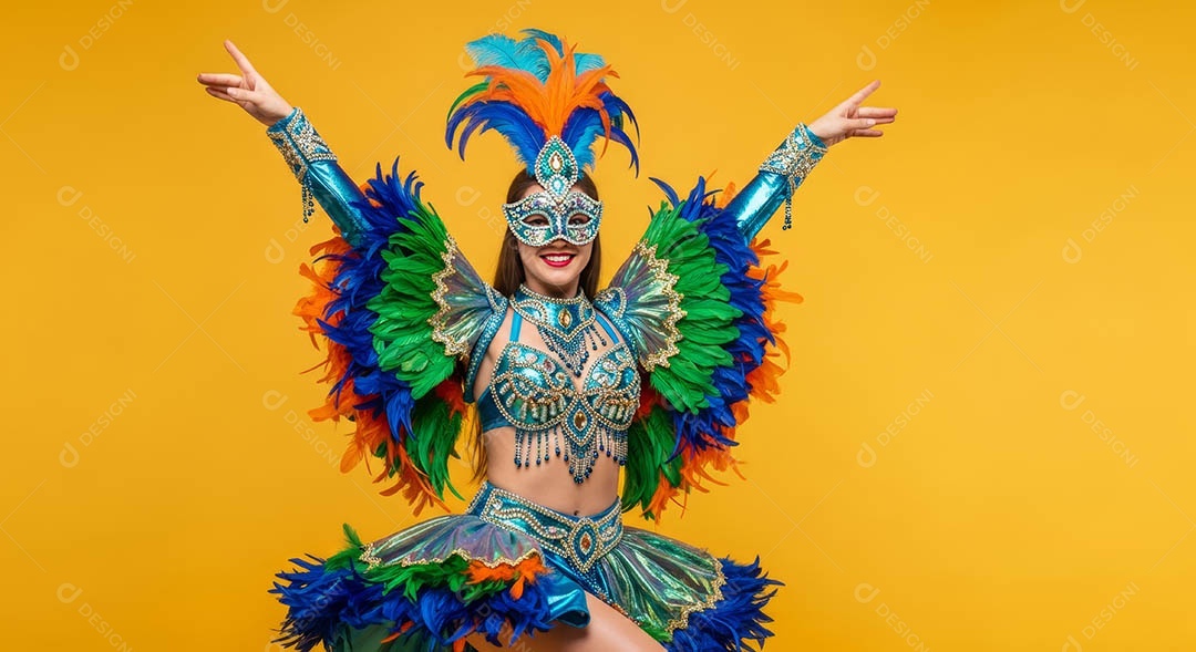Linda mulher fantasiada sorridente em clima carnavalesco sob fundo isolado.