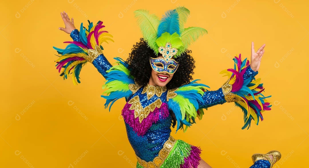Linda mulher fantasiada sorridente em clima carnavalesco sob fundo isolado.