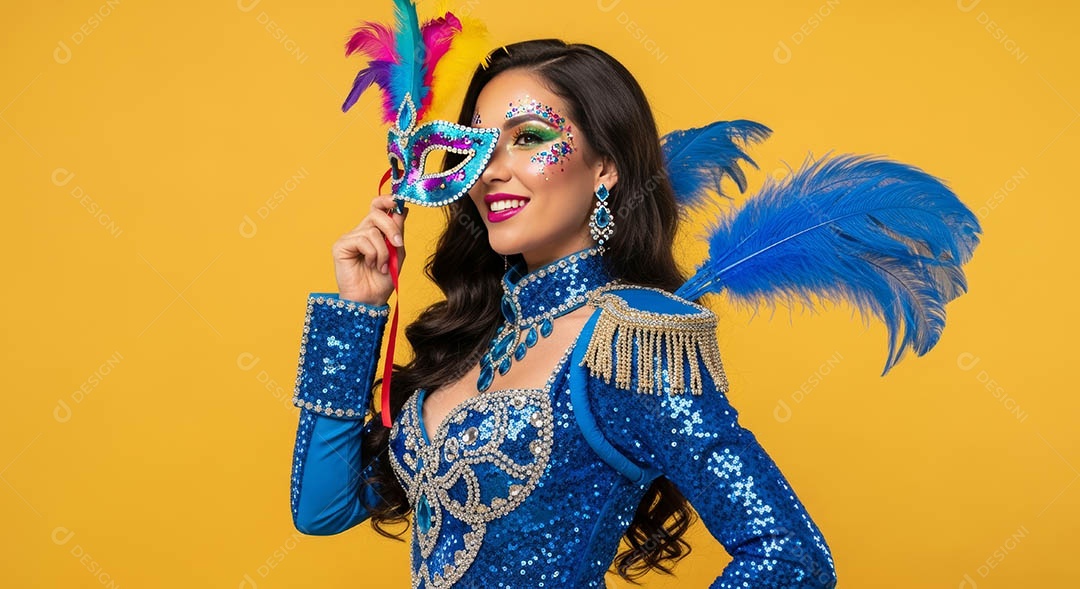 Linda mulher fantasiada sorridente em clima carnavalesco sob fundo isolado.