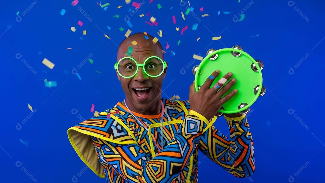 Belo homem fantasiado sorridente em clima carnavalesco sob fundo isolado.