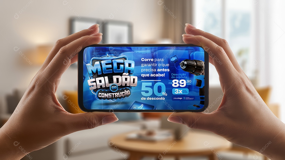 Mockup Mulher com Celular na Horizontal nas Mãos PSD Editável