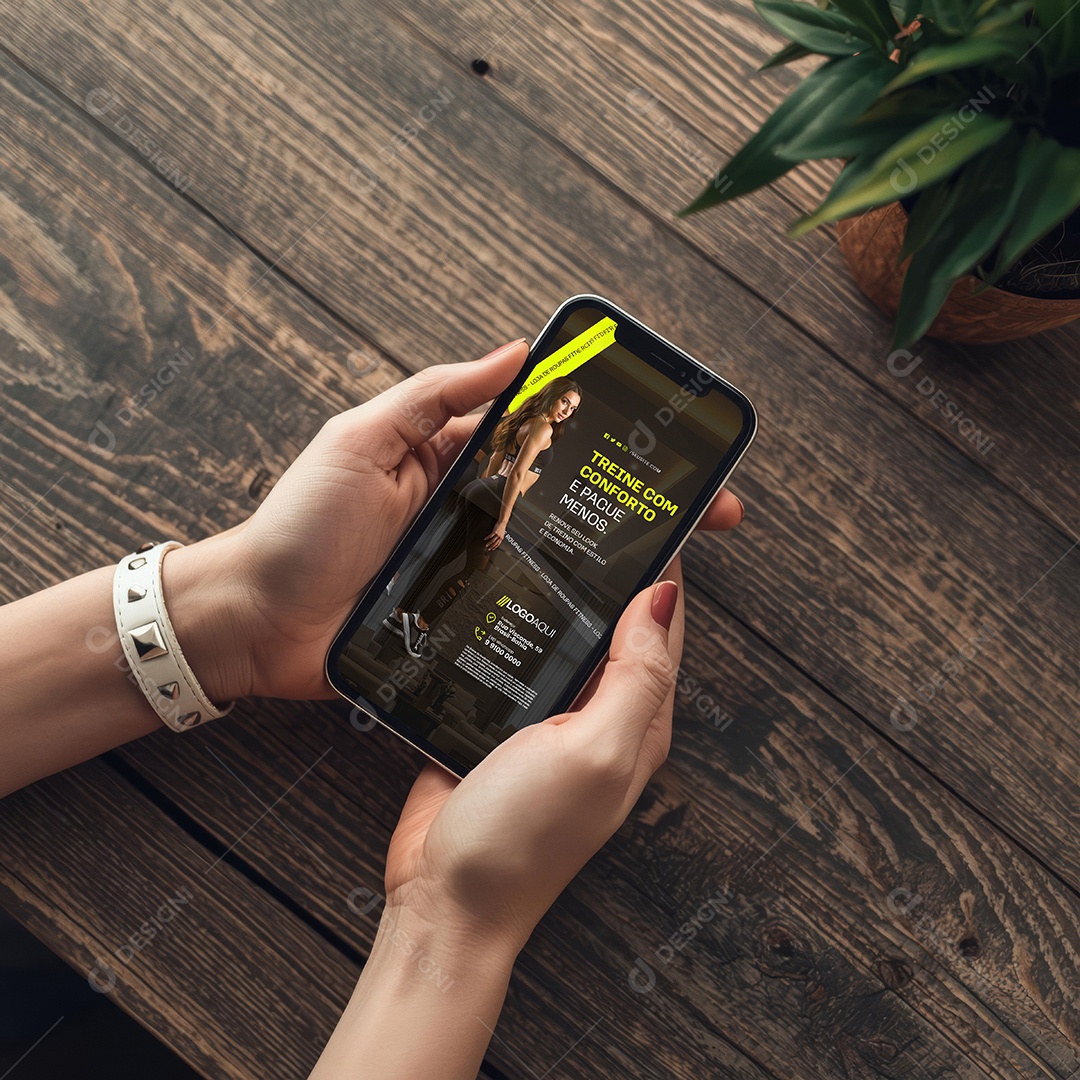 Mockup Mulher com Celular na Mão PSD Editável