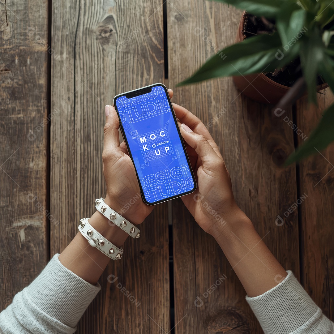Mockup Mulher com Celular na Mão PSD Editável