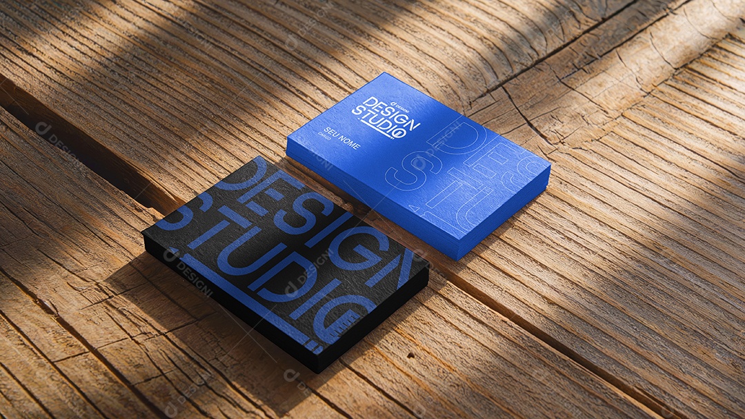 Mockup Cartão de Visita na Madeira PSD Editável